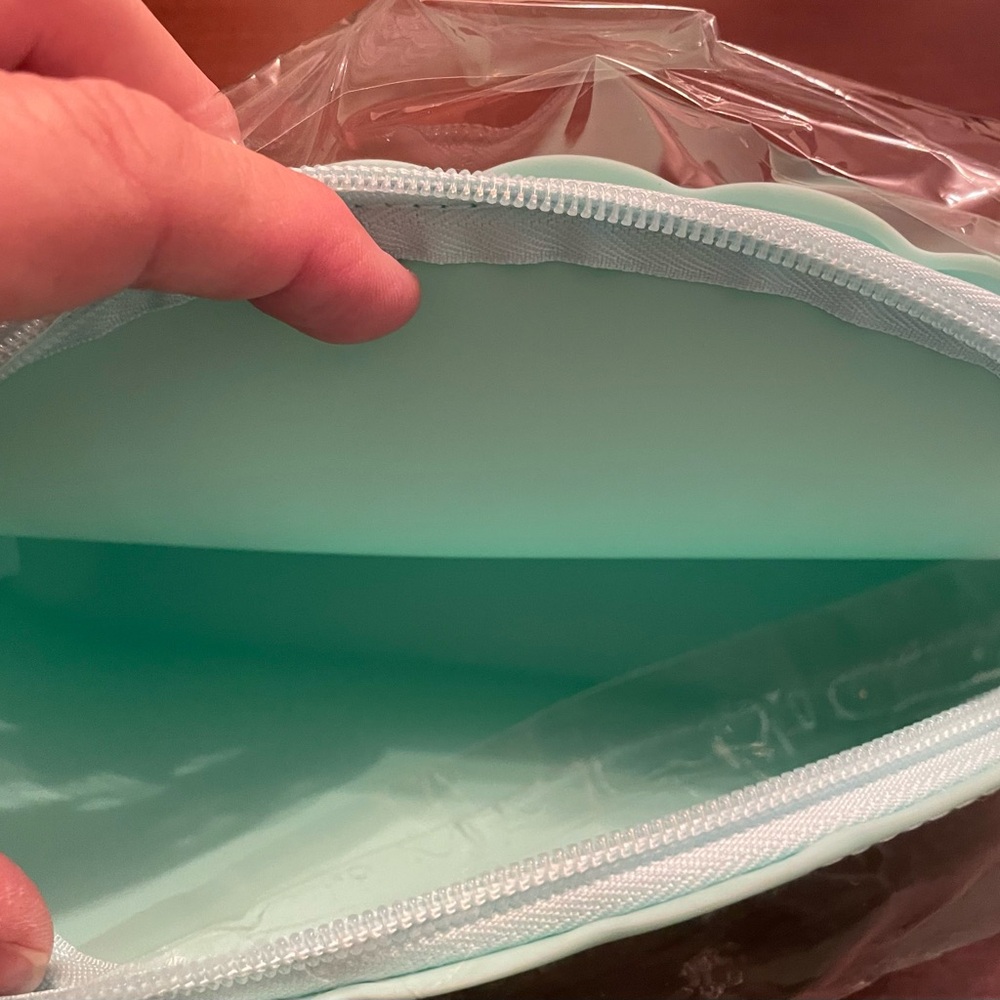 Darphin Paris Mint Green Silicone Pouch NIB - Picture 4 of 7